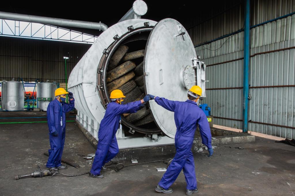 Dannys Enterprises plant team at equipment